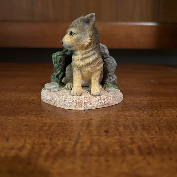 Vintage Gray Wolf from the Protect Nature’s Innocents Sculpture Collection - Picture 2 of 6